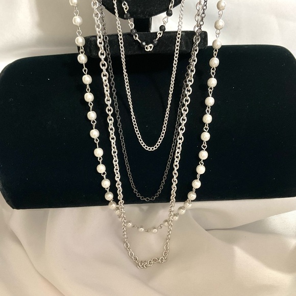 5 Strand Claire’s Necklace - Picture 4 of 8